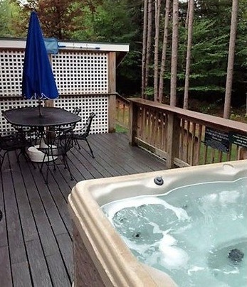 19.	Back Dnsteck Hot Tub